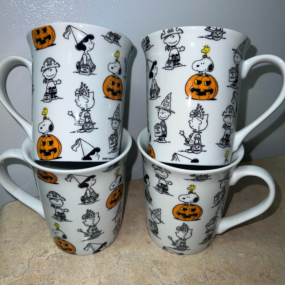 Peanuts/Charlie Brown Halloween Mug set of 4